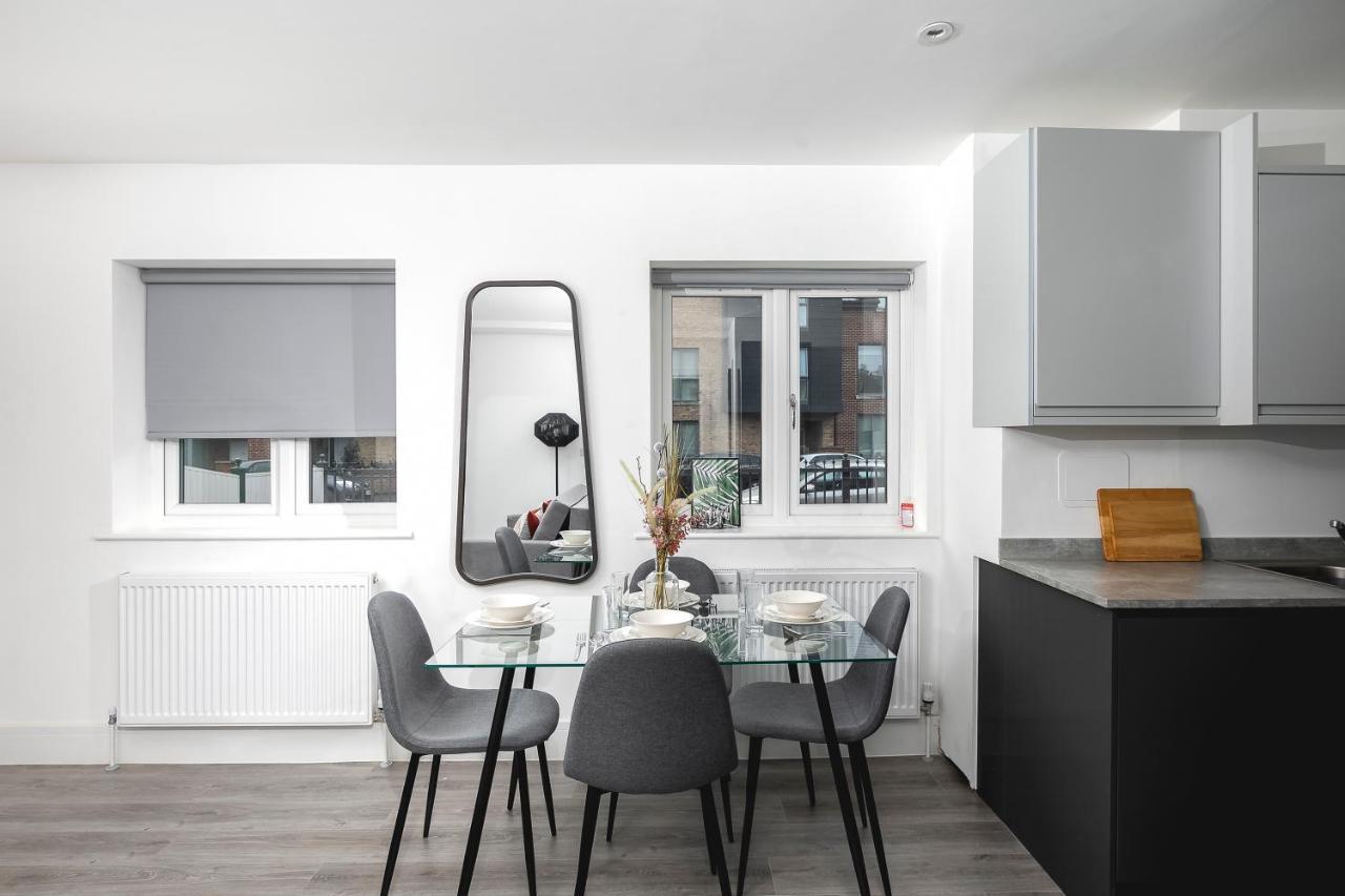 Skyvillion - London Enfield Chase Apartments With Parking & Wifi Екстериор снимка