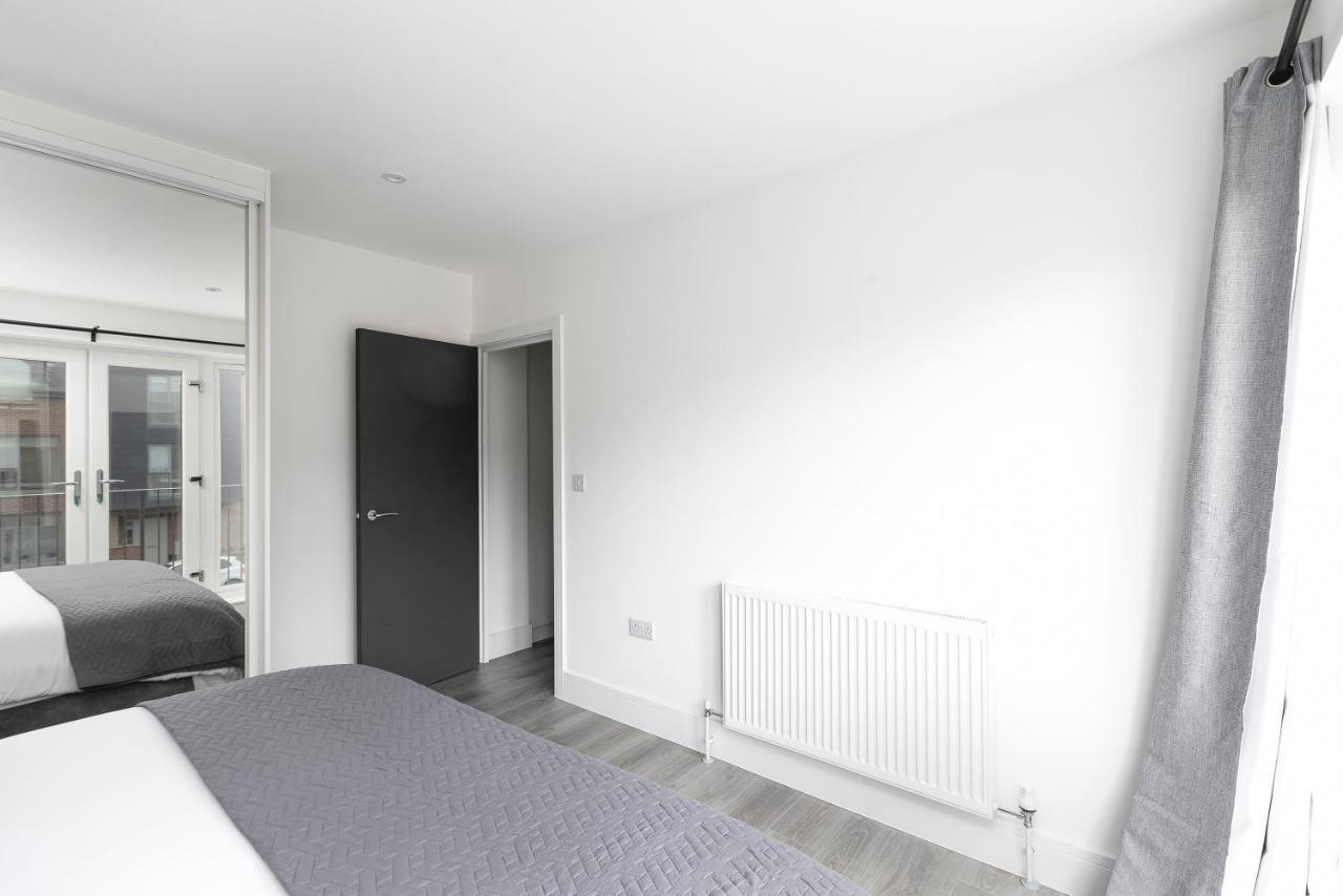 Skyvillion - London Enfield Chase Apartments With Parking & Wifi Екстериор снимка