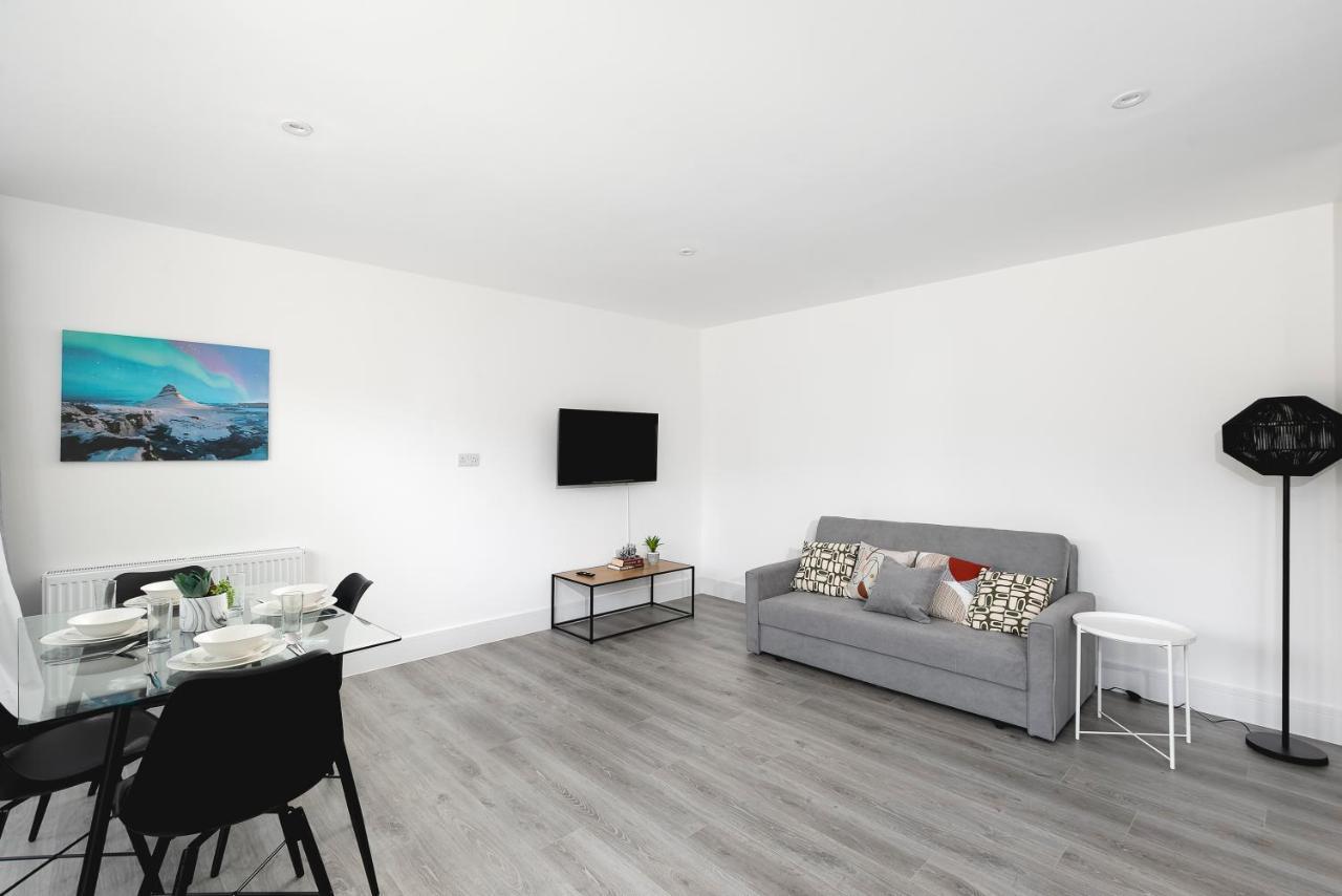 Skyvillion - London Enfield Chase Apartments With Parking & Wifi Екстериор снимка