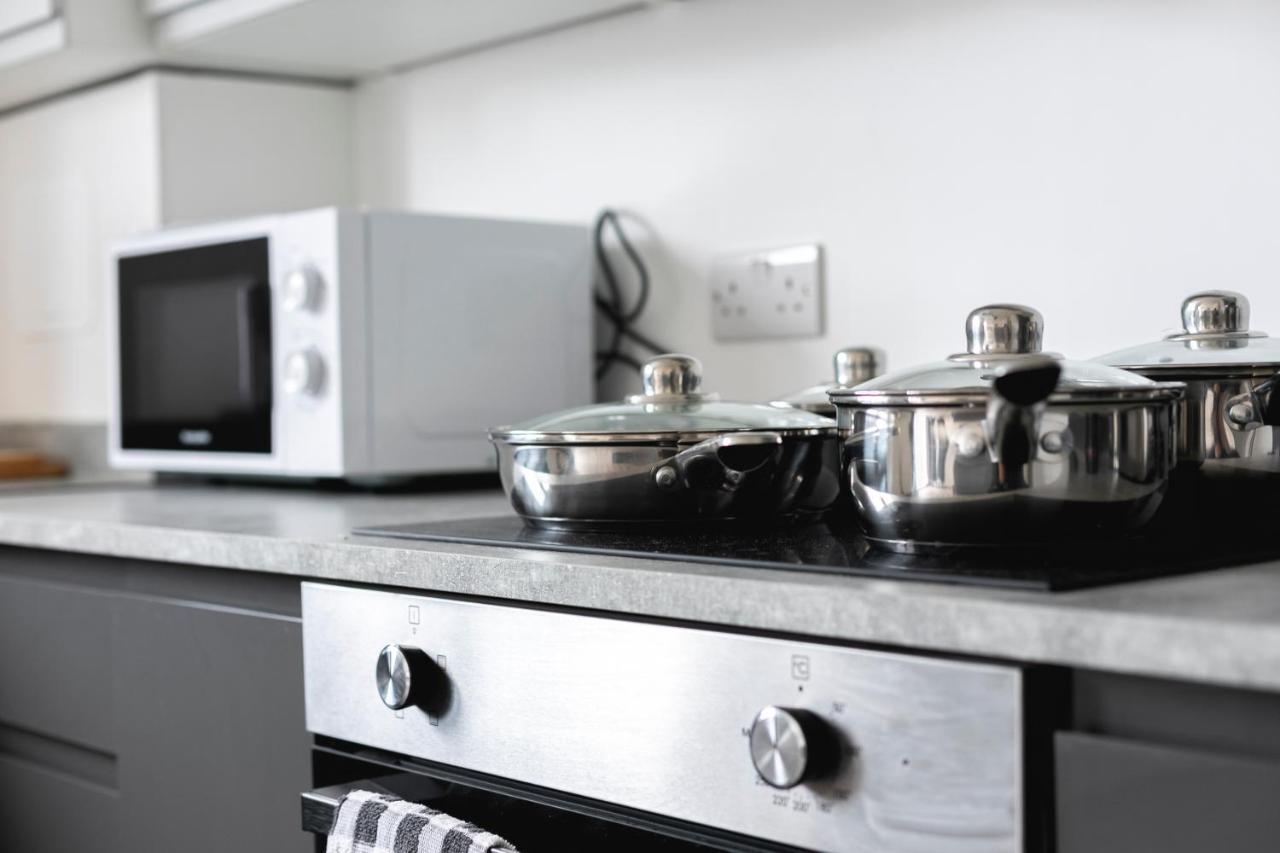 Skyvillion - London Enfield Chase Apartments With Parking & Wifi Екстериор снимка