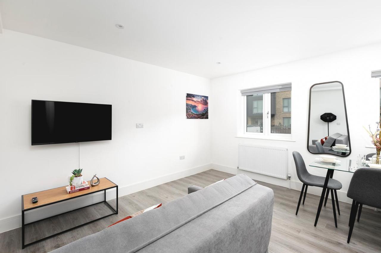 Skyvillion - London Enfield Chase Apartments With Parking & Wifi Екстериор снимка