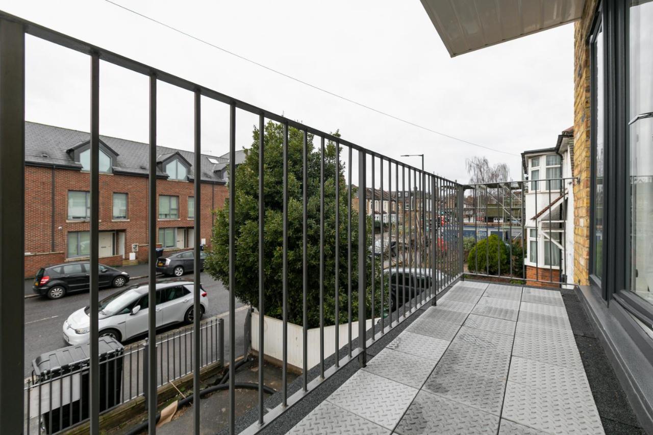 Skyvillion - London Enfield Chase Apartments With Parking & Wifi Екстериор снимка