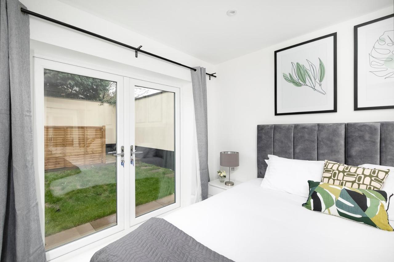 Skyvillion - London Enfield Chase Apartments With Parking & Wifi Екстериор снимка