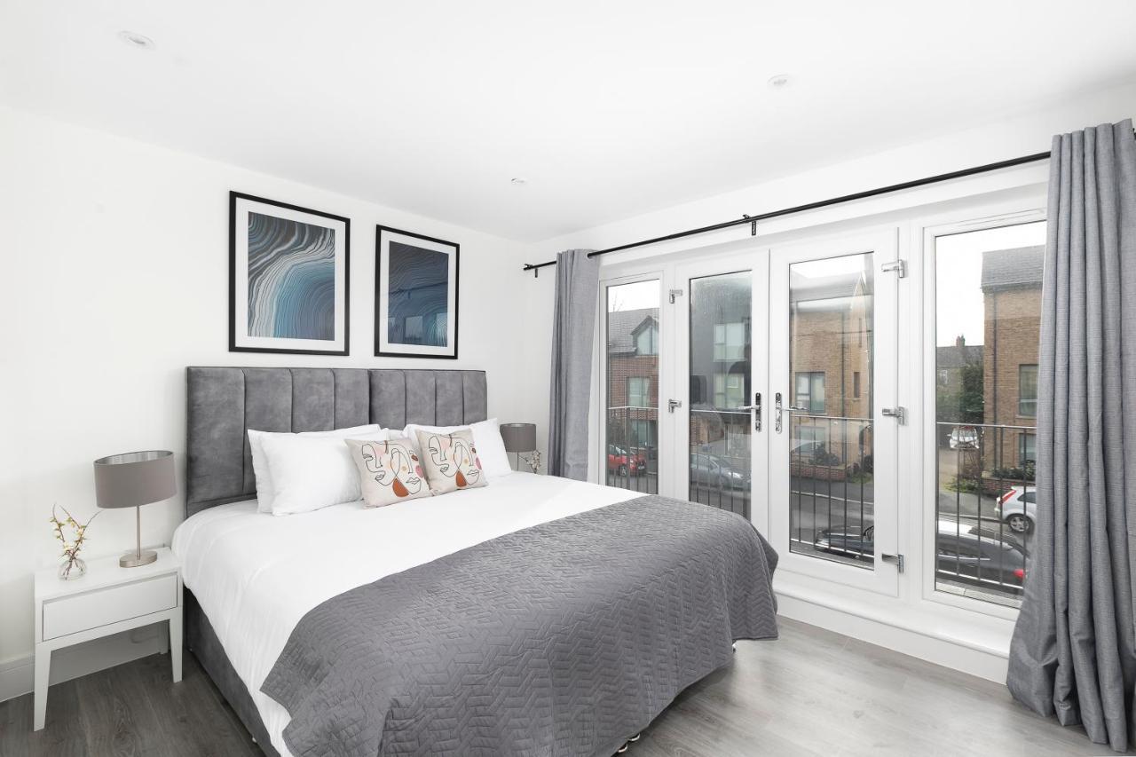 Skyvillion - London Enfield Chase Apartments With Parking & Wifi Екстериор снимка