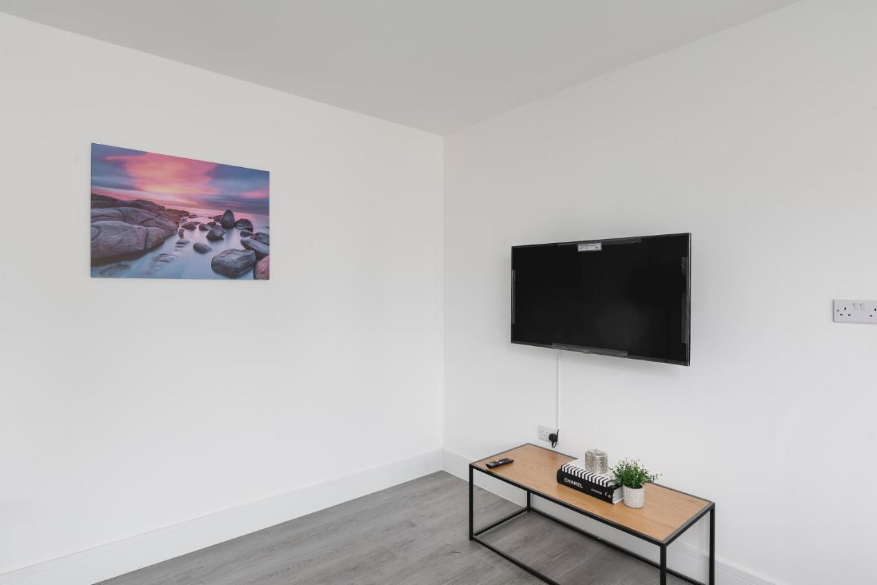 Skyvillion - London Enfield Chase Apartments With Parking & Wifi Екстериор снимка