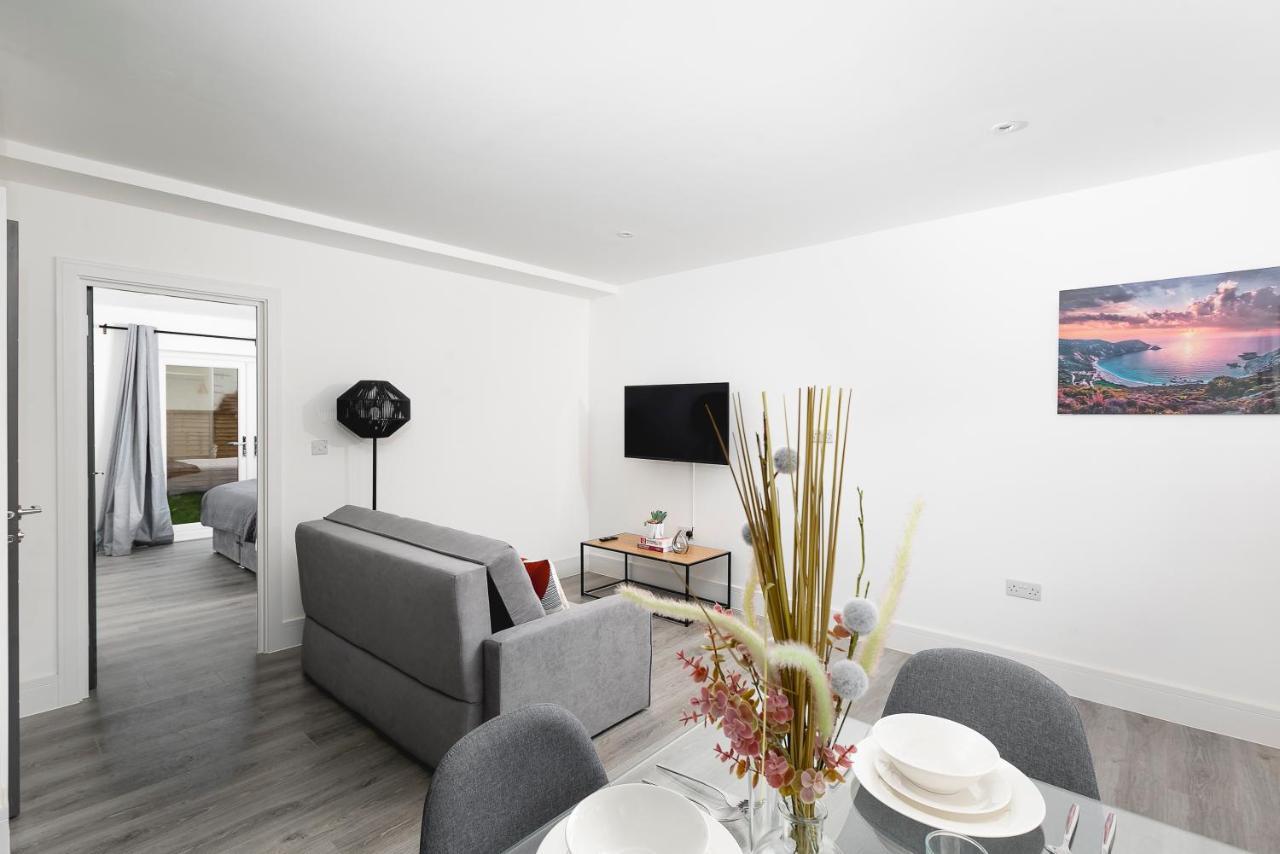 Skyvillion - London Enfield Chase Apartments With Parking & Wifi Екстериор снимка