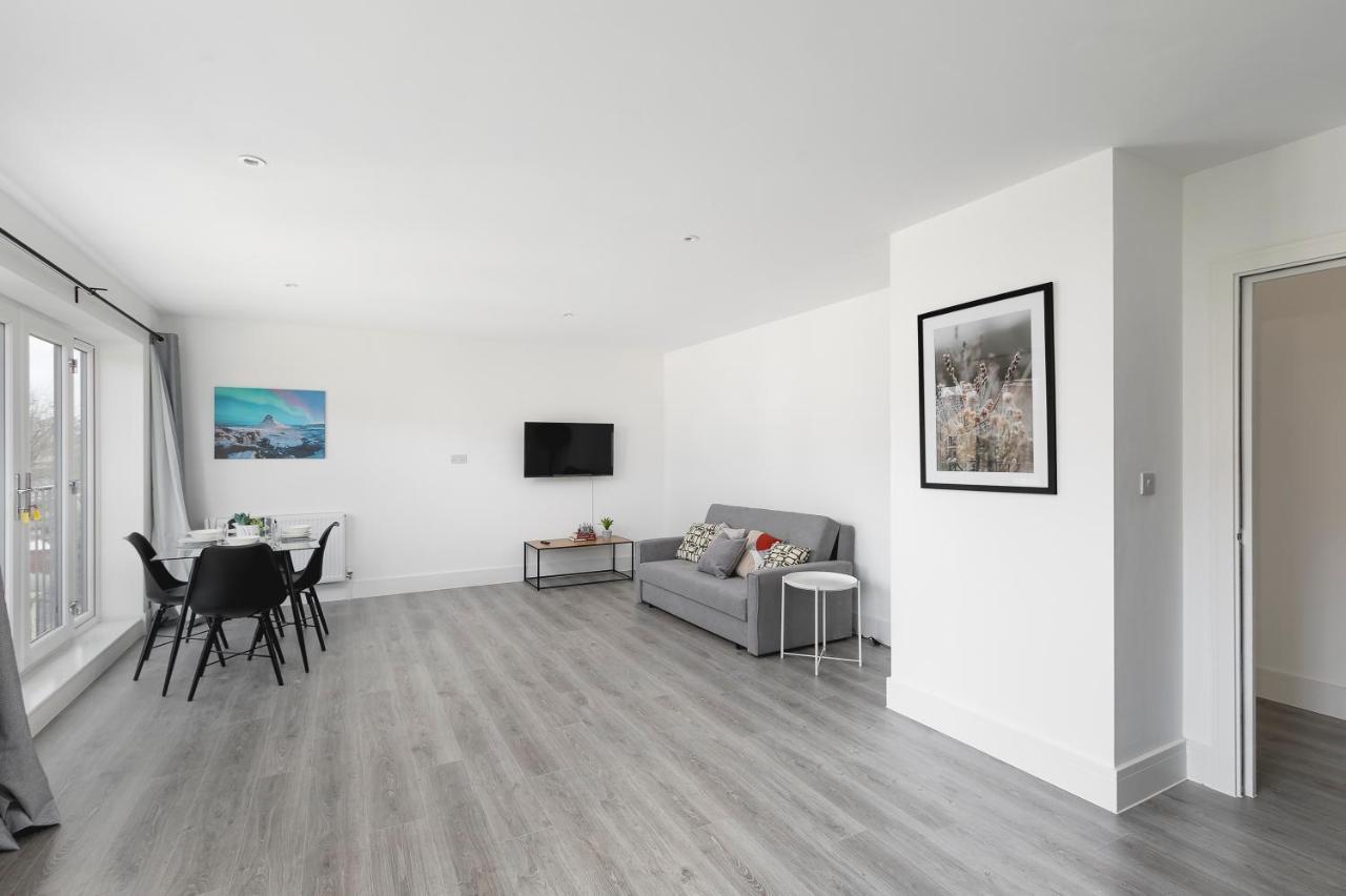 Skyvillion - London Enfield Chase Apartments With Parking & Wifi Екстериор снимка