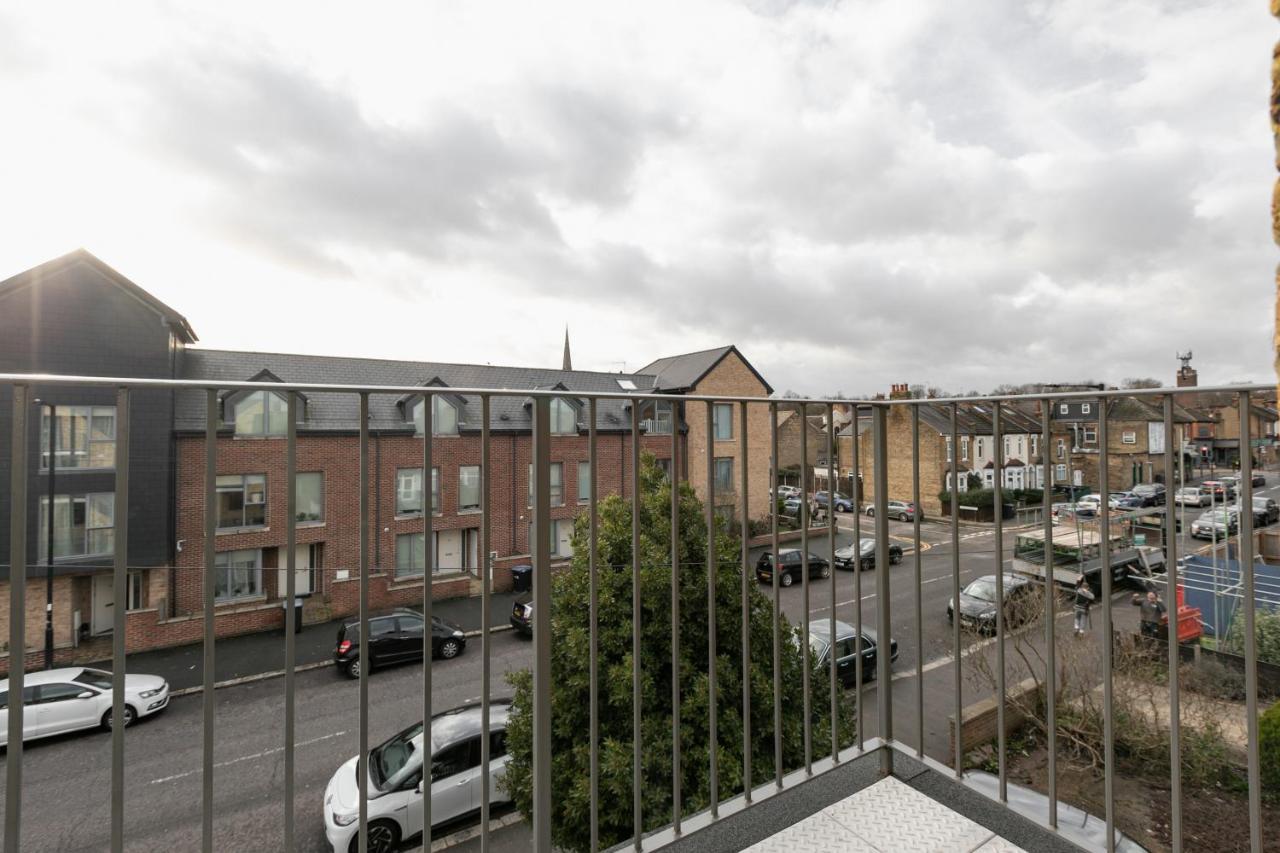 Skyvillion - London Enfield Chase Apartments With Parking & Wifi Екстериор снимка
