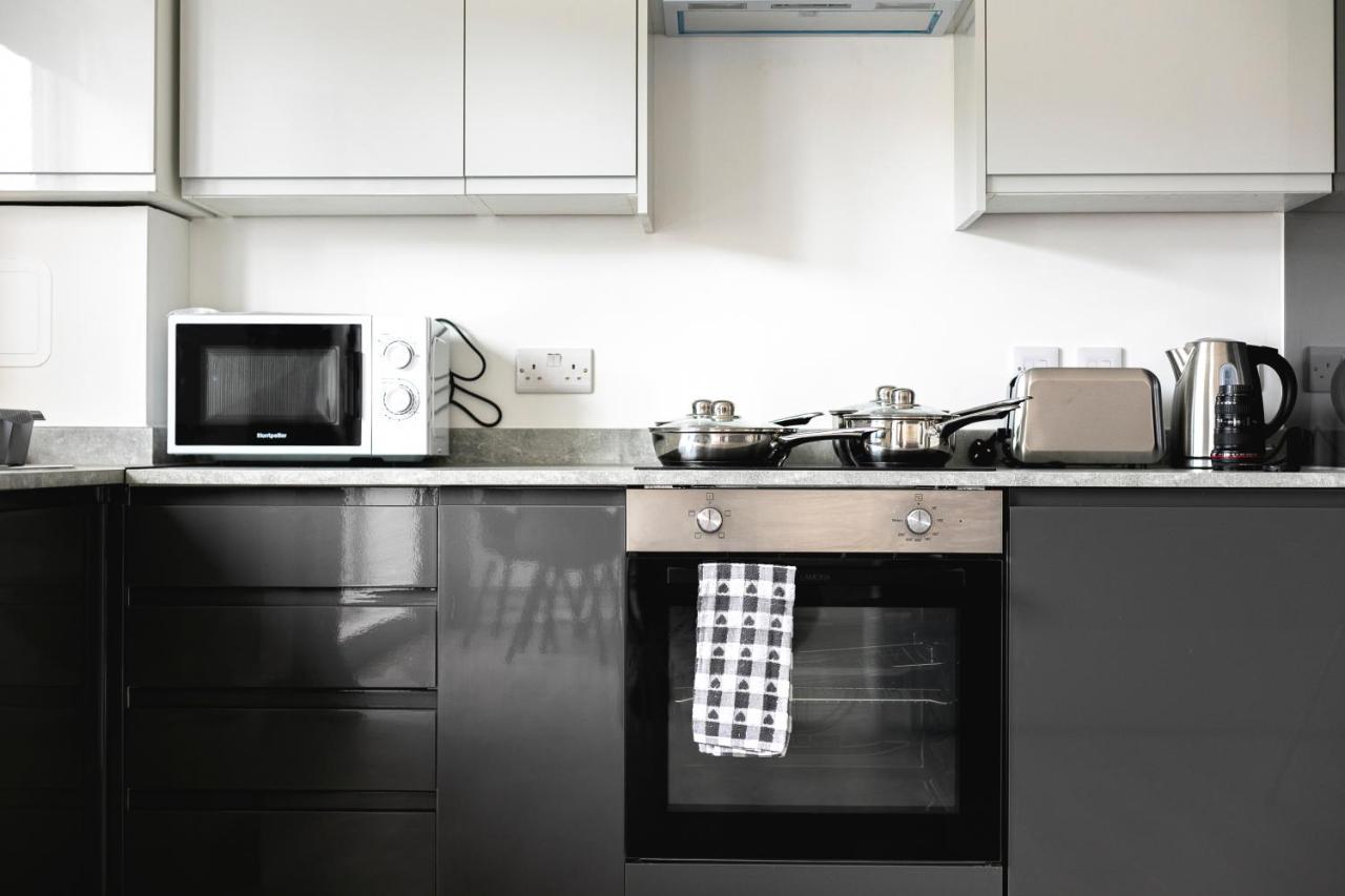Skyvillion - London Enfield Chase Apartments With Parking & Wifi Екстериор снимка