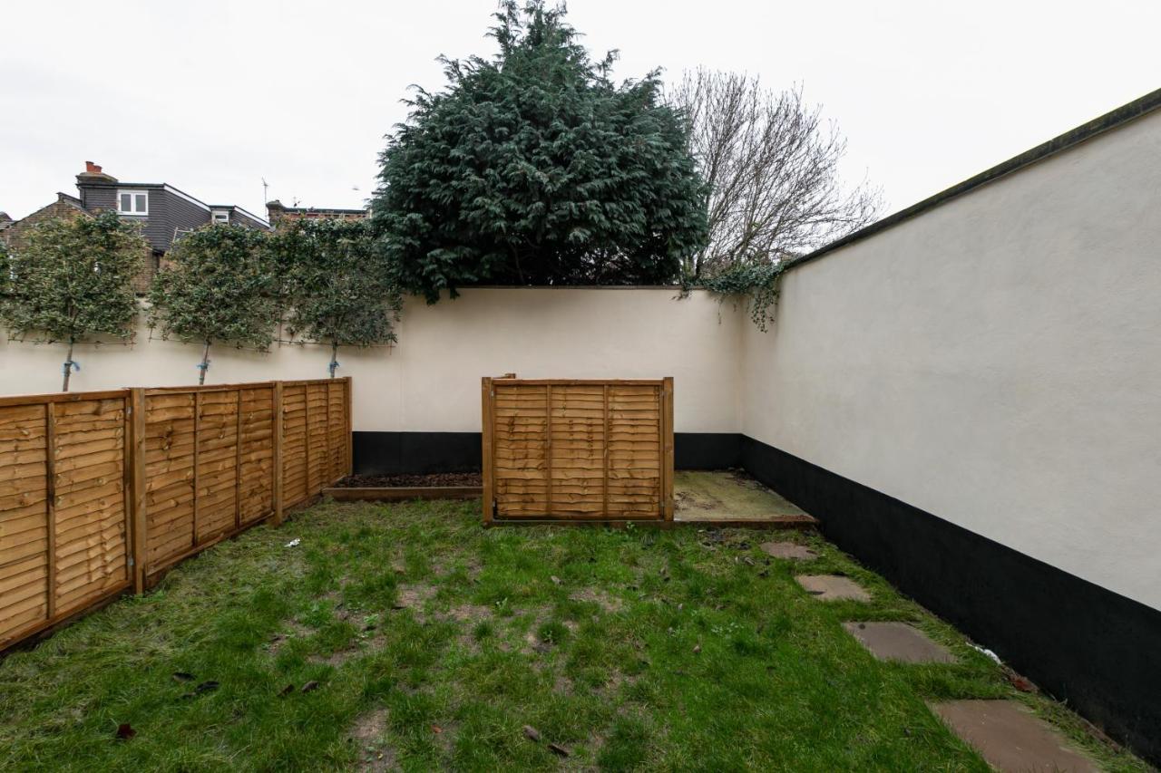 Skyvillion - London Enfield Chase Apartments With Parking & Wifi Екстериор снимка