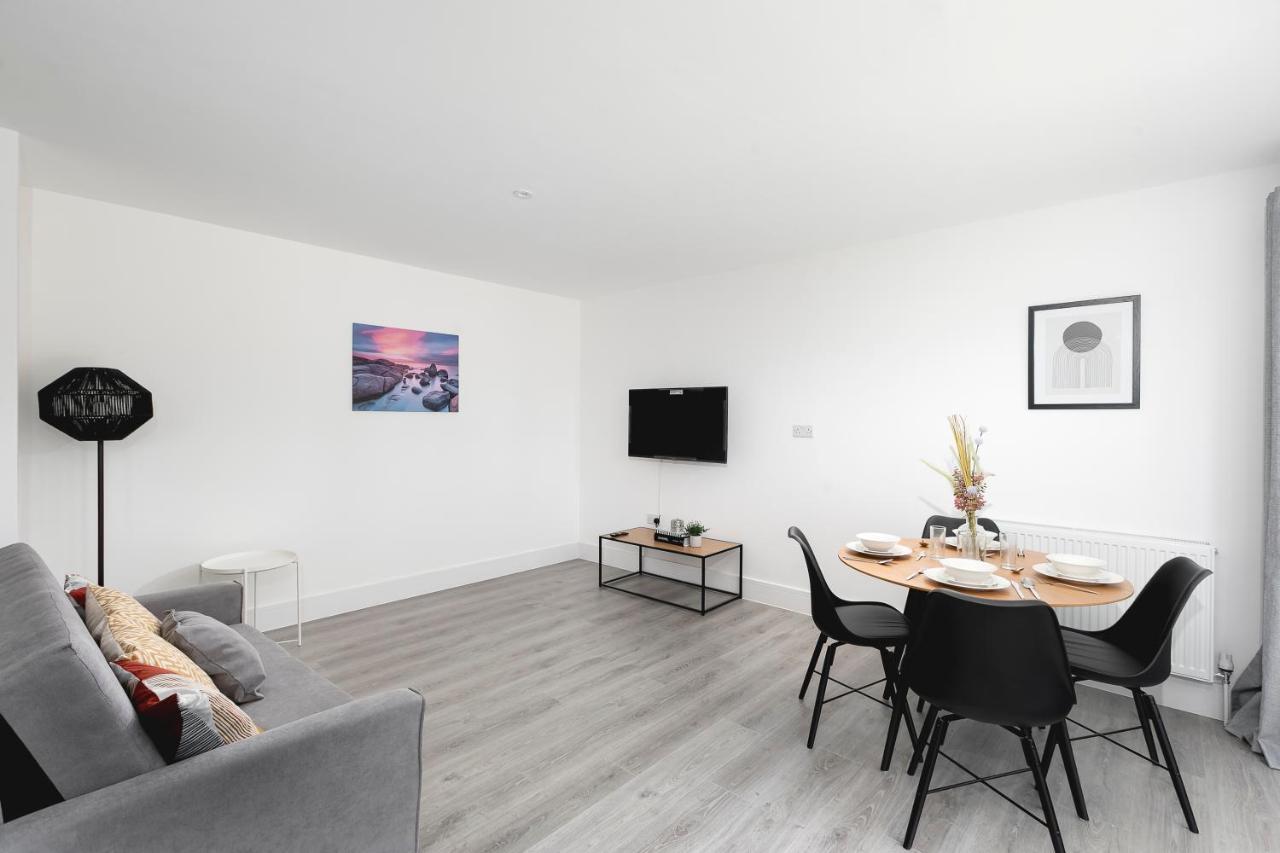 Skyvillion - London Enfield Chase Apartments With Parking & Wifi Екстериор снимка