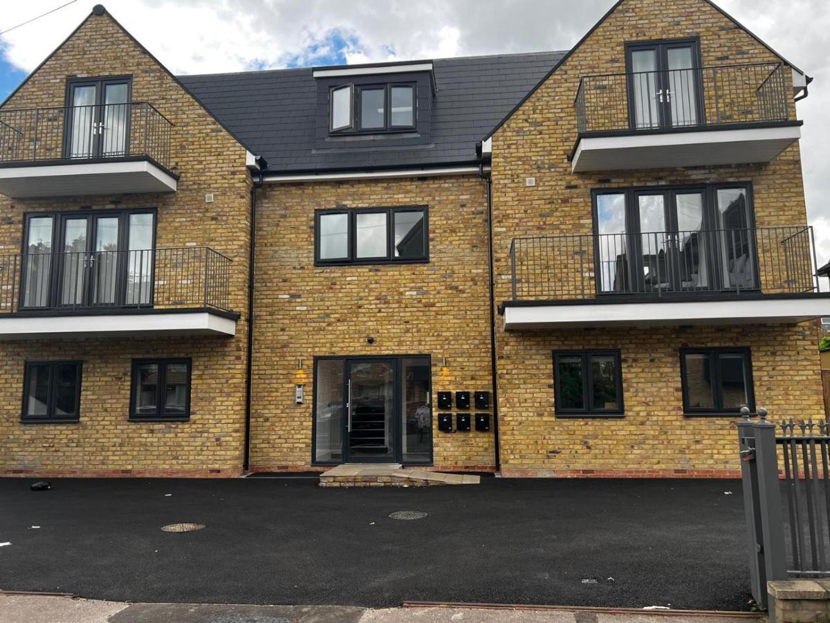 Skyvillion - London Enfield Chase Apartments With Parking & Wifi Екстериор снимка