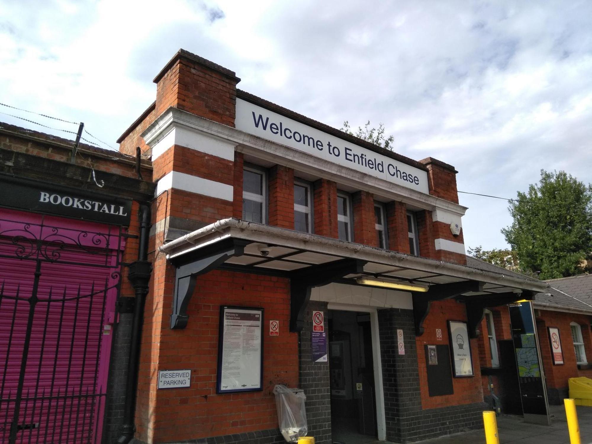 Skyvillion - London Enfield Chase Apartments With Parking & Wifi Екстериор снимка